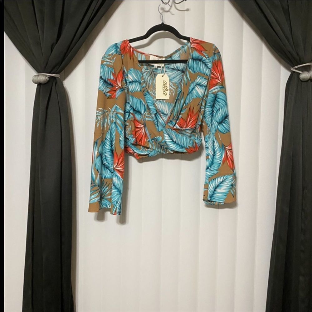 Astra Signature floral green deep V crop